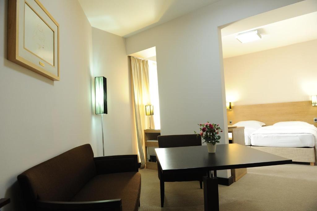 City Hotel Подгорица Номер фото